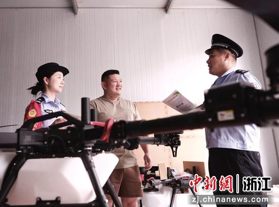 图为：铁路民警排查无人机航拍风险。中新社发 贺瑞明 供图