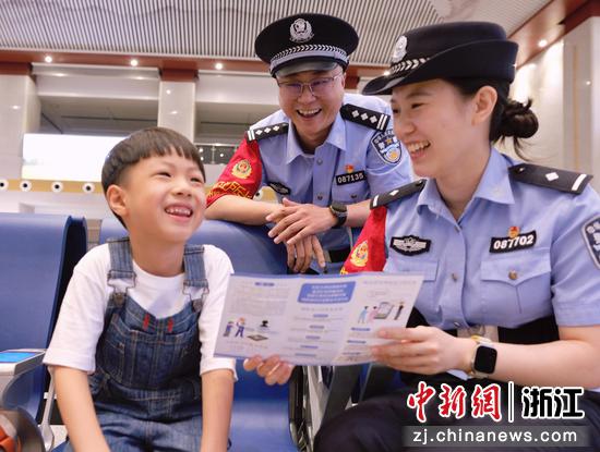 图为：铁路民警开展安全宣传。中新社发 贺瑞明 供图