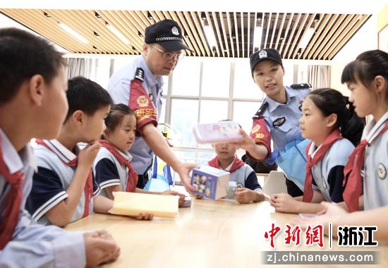 图为：铁路民警在学校开展安全宣传。中新社发 贺瑞明 供图