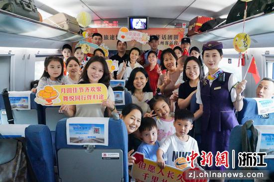 图为：乘务员等人和旅客合影。中新社发 高艳 供图