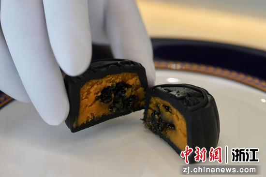 近日,鱼子酱月饼内馅饱满。骆泽明 摄 近日,鱼子酱月饼内馅饱满。骆泽明 摄