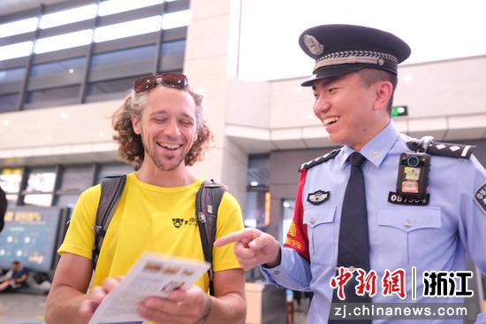 图为：铁路民警为外籍旅客提供帮助。中新社发 贺瑞明 供图