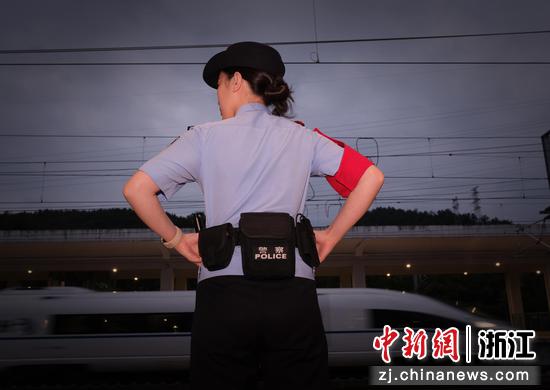 图为：铁路民警执勤。中新社发 贺瑞明 供图