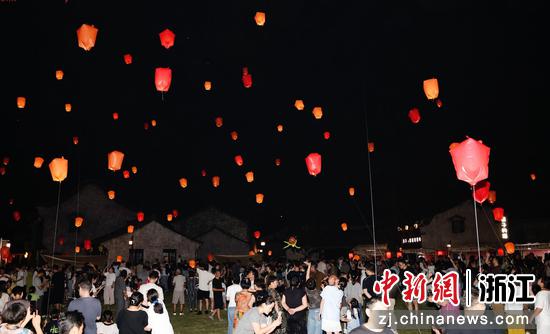 近日,游客放飞电子孔明灯。黄酒小镇 供图 近日,游客放飞电子孔明灯。黄酒小镇 供图