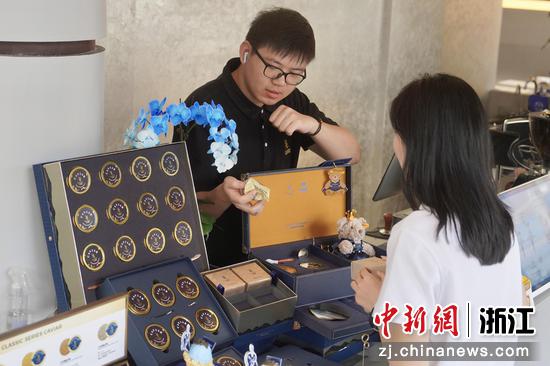 近日,店员给消费者介绍鱼子酱月饼。骆泽明 摄 近日,店员给消费者介绍鱼子酱月饼。骆泽明 摄