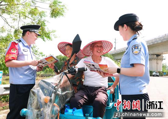 图为：铁路民警开展安全宣传。中新社发 贺瑞明 供图
