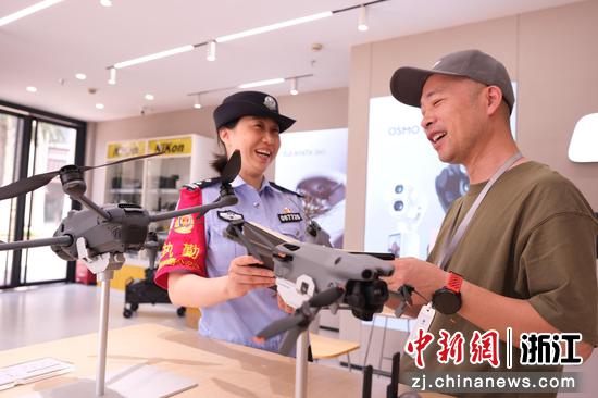 图为：铁路民警排查无人机航拍风险。中新社发 贺瑞明 供图