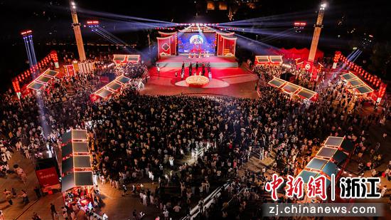 近日,2026古越龙山·古城醉金秋文商旅促消费活动现场。越城区委宣传部 供图 近日,2026古越龙山·古城醉金秋文商旅促消费活动现场。越城区委宣传部 供图