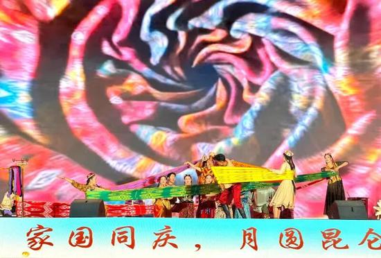 舞蹈《织梦新时代》。买合木提 摄