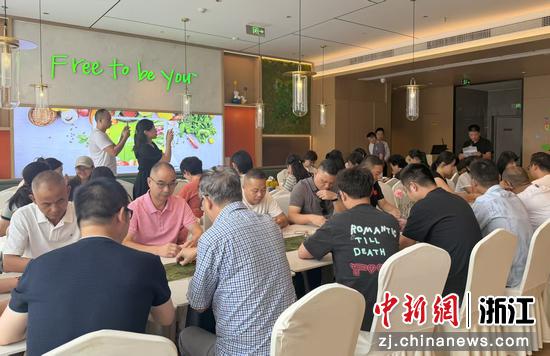活动现场参与者共同制作手链。主办方 供图 活动现场参与者共同制作手链。主办方 供图