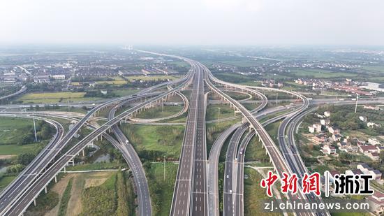俯瞰苏台高速(一期)。浙江交通集团 供图 俯瞰苏台高速(一期)。浙江交通集团 供图