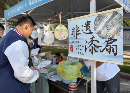 图为该校非遗漆扇体验区域。张家伟 摄