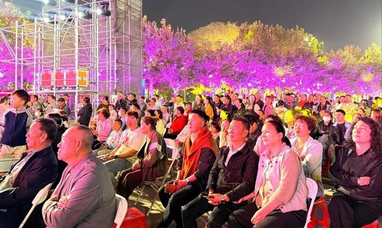 台下观众被精彩表演吸引。 买合木提 摄38