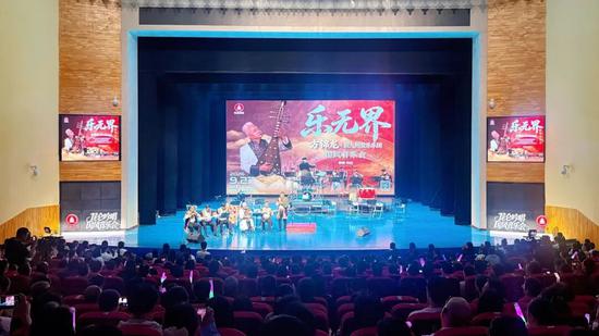 9月27日晚，国乐艺术家方锦龙在和田影剧院“乐无界”国风音乐会上演奏。努尔古再丽 摄