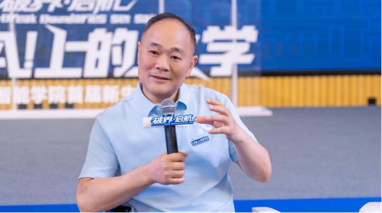 吉利控股集团董事长李书福与新生交流。