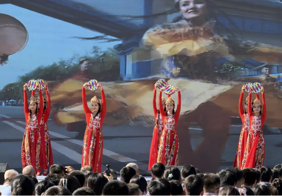 系列活动开幕式上的舞蹈表演。张家伟 摄