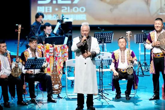 音乐会上，方锦龙与和田乐手同台演奏，多种乐器交融共鸣。努尔古再丽 摄