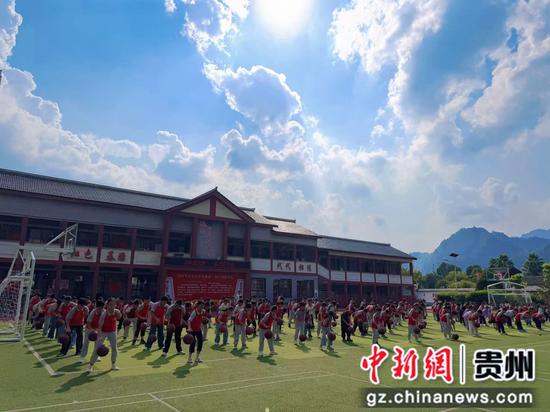 娄山关红军小学的学生在操场上跳自编的手势操《忆秦娥·娄山关》(2021年4月20日摄)。