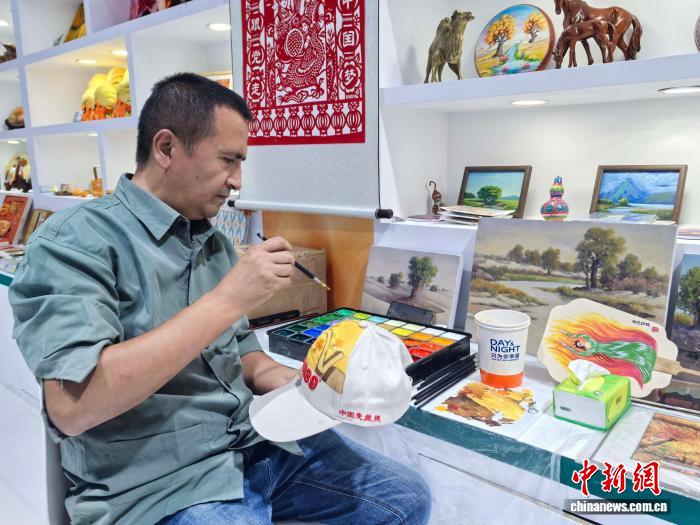 从“老手艺”到“日常好物” 新疆非遗渐成年轻人“心头好”