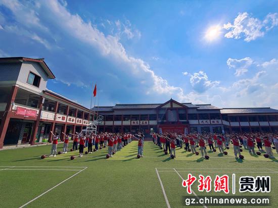 娄山关红军小学的学生在操场上跳篮球操。杨茜摄