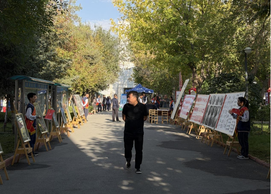 图为该校艺术节的特色展位。张家伟 摄
