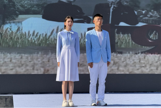 系列活动开幕式上的诗朗诵表演。张家伟 摄