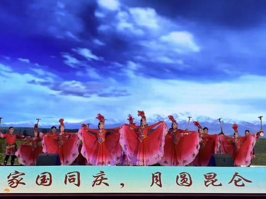 群舞《热瓦普之恋》。 买合木提 摄