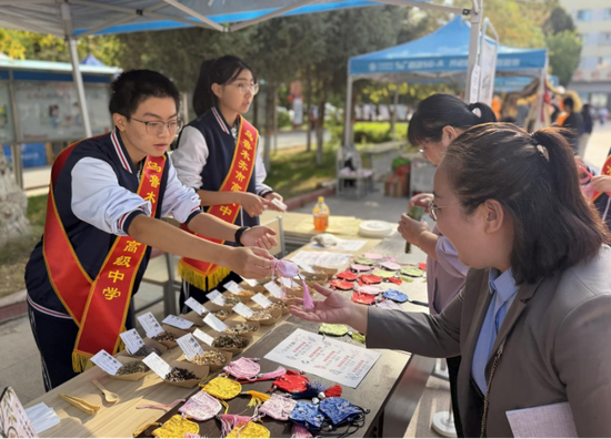 图为该校中药香囊体验区域。张家伟 摄