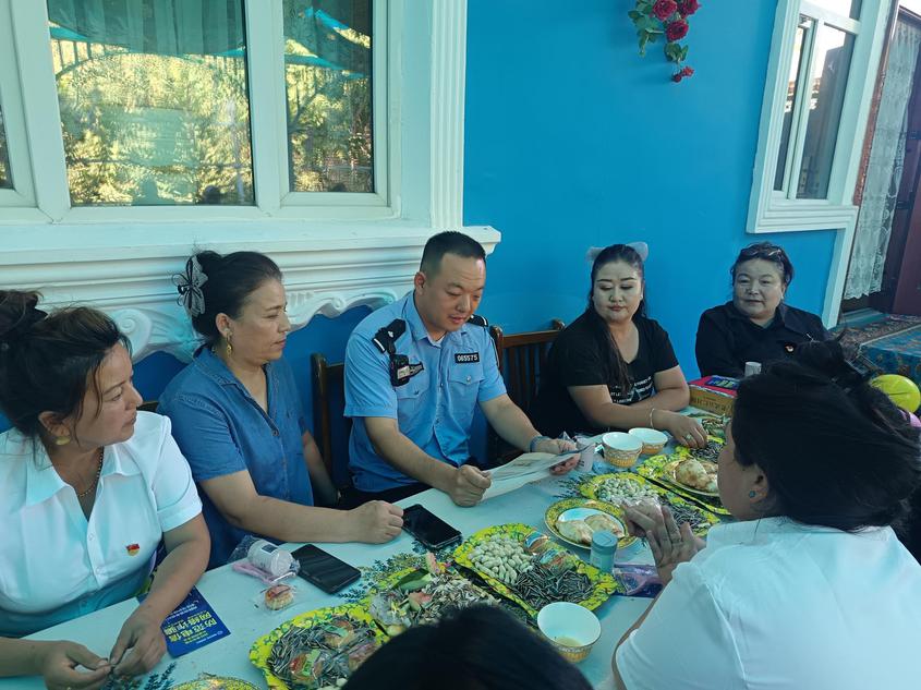 警民围坐拉家常 民警把平安送到群众身边