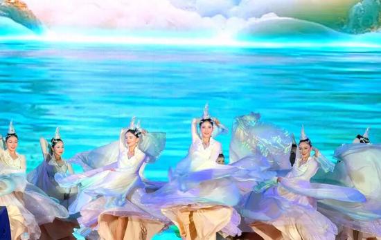 女子集体舞《玉影瑶池》。 买合木提 摄