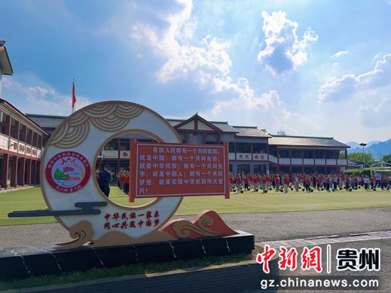 娄山关红军小学的学生在操场上跳篮球操。杨茜 摄