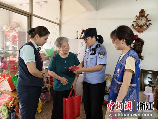 邮政工作人员、网格员和民警一起上门进行反诈宣传。金华开发区 供图 邮政工作人员、网格员和民警一起上门进行反诈宣传。金华开发区 供图