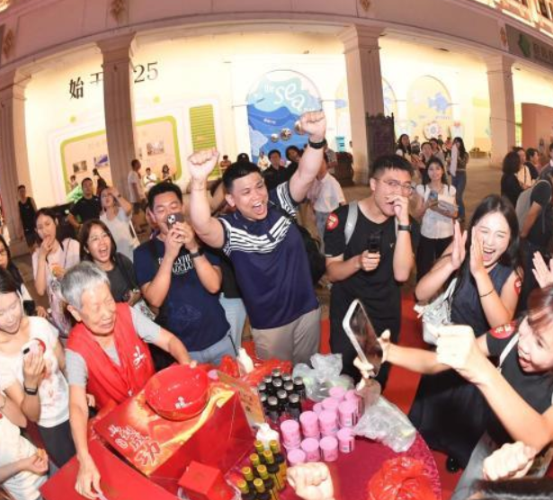 闽南中秋博饼热 爱拼敢赢寄乡情