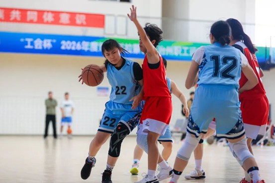女子篮球比赛现场。

