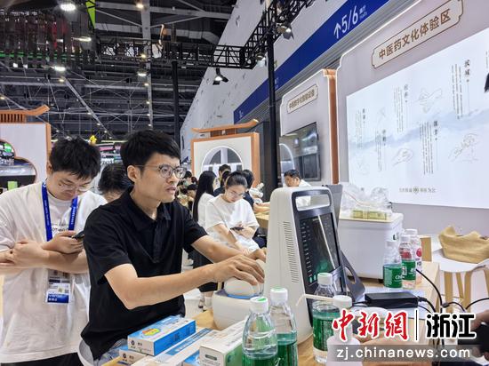 民众现场体验。张煜欢&nbsp;摄