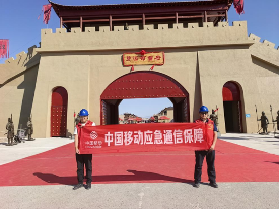 新疆移动工作人员在活动现场做网络测试。
