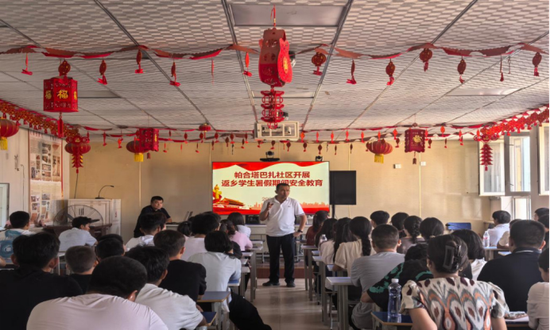 社区正在进行安全教育，提升居民安全意识。