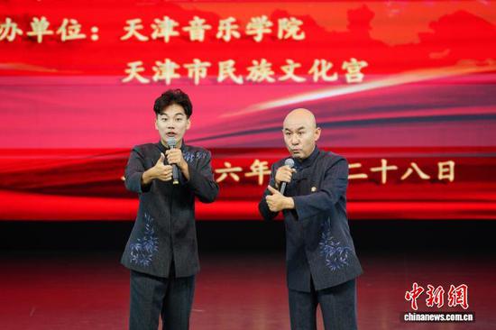 阎永利携搭档登台献艺，带来天津快板表演。天津市民族和宗教事务委员会 供图