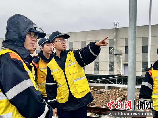 
图为：专家、维保人员等在节前开展维保作业。中新社发 尹一凡 供图