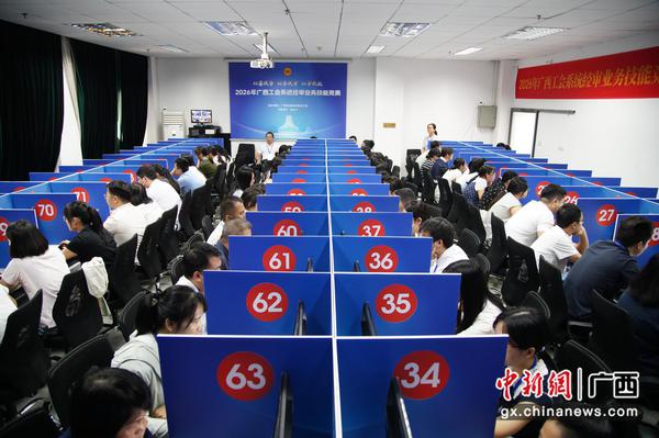 图为比赛现场。覃稍桦 摄