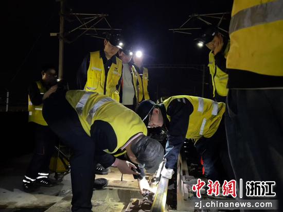 
图为：专家、维保人员等在节前开展维保作业。中新社发 尹一凡 供图