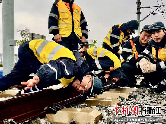 图为：专家、维保人员等在节前开展维保作业。中新社发 尹一凡 供图