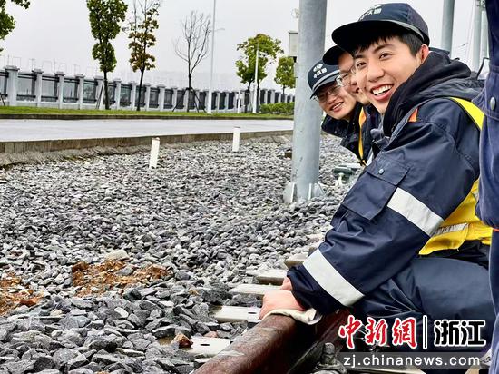 图为：专家、维保人员等在节前开展维保作业。中新社发 尹一凡 供图