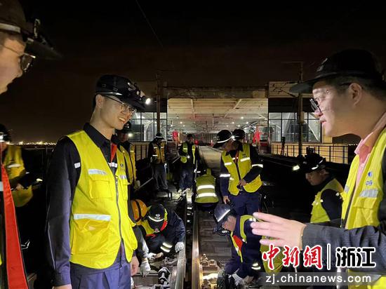 图为：专家、维保人员等在节前开展维保作业。中新社发 尹一凡 供图