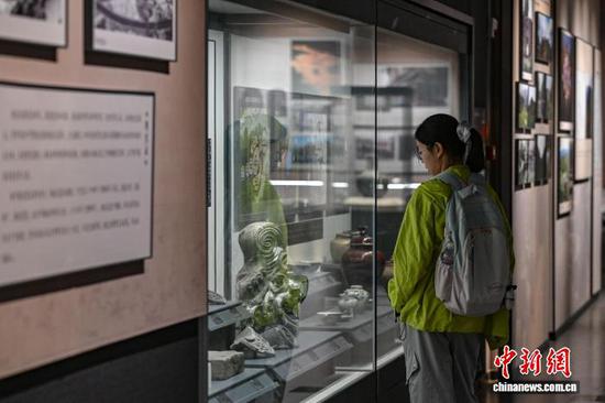 10月1日，民众来到位于贵州省遵义市汇川区的遵义市博物馆参观，度过国庆假期。图为参观者在世界文化遗产——海龙屯展区参观。中新社记者 瞿宏伦 摄