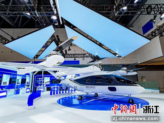 　　
图为：数贸会浙江开发区“数链空天”展区展出的混动倾转载人eVTOL机型DF3000。中新社发 邢卫卫 摄