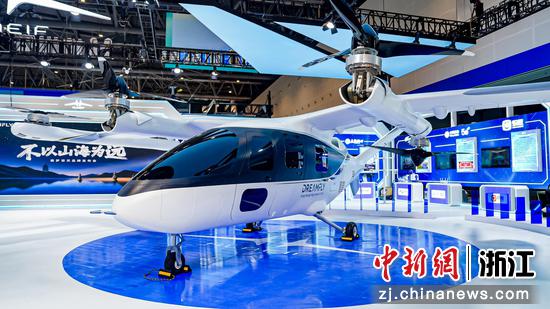 　　
图为：数贸会浙江开发区“数链空天”展区展出的混动倾转载人eVTOL机型DF3000。中新社发 邢卫卫 摄