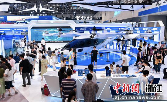图为：数贸会浙江开发区“数链空天”展区，观众在追梦空天展位上参观打卡。中新社发 邢卫卫 摄