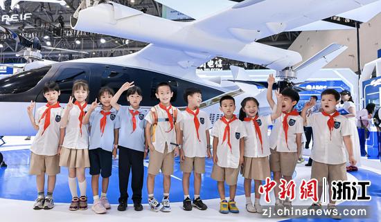 
图为：数贸会浙江开发区“数链空天”展区，观众在追梦空天展位上参观打卡。中新社发 邢卫卫 摄
