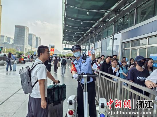 派出所民警执勤。&nbsp;金博凯&nbsp;供图